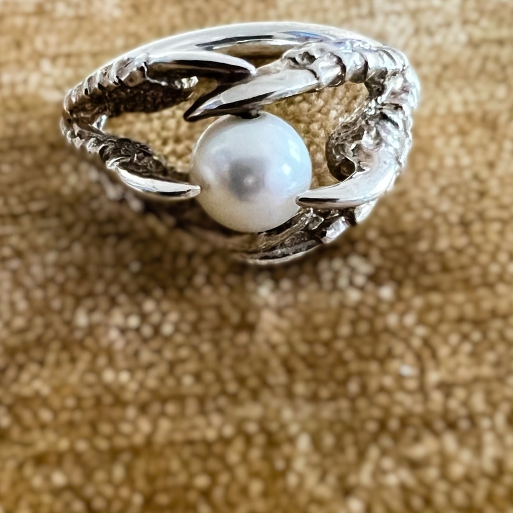 Tessa Metcalfe - The Pearl of London - Polished Silver Akoya Pearl Ring - Size S